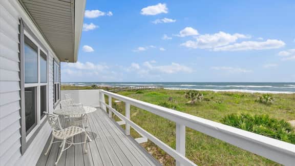 Beachfront Apartment, Balcony & Sunrise Views - Image 2