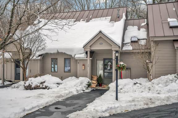 Fireplace Condo, Pet-Friendly, Newton Village - Image 2