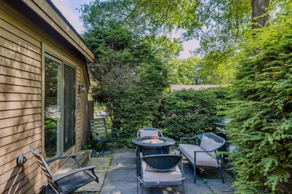 Condo Steps from Lake Pinneo, Fairway Village - Image 2