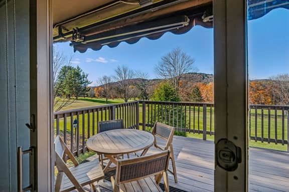 Renovated Condo with Golf Views, Landmark - Image 4