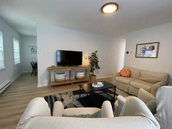 Cozy Oaks Home Near Park, Pickleball & Beach - Image 4