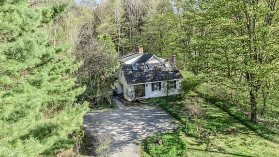 Cape Cod Home in Woodstock, Pet-Friendly & Wooded - Image 5