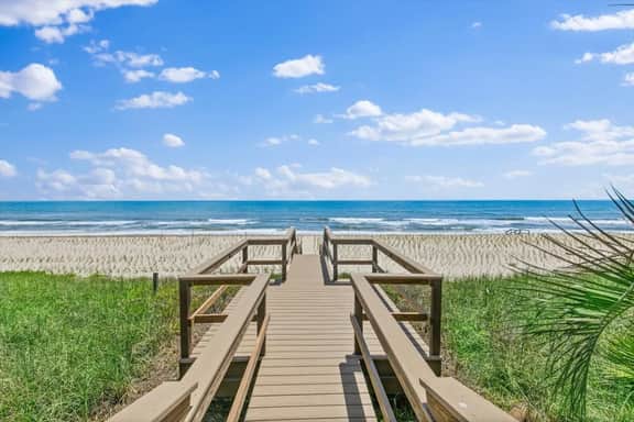 Beachfront Villa, Panoramic Deck & Private Beach - Image 2