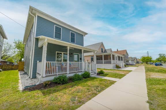Blue Haven Home, Fire Pit & Blocks from Beach - Image 5