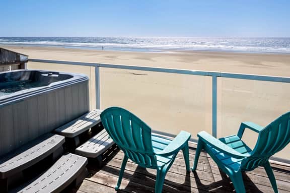 Ocean Jewel Studio with Hot Tub & Fireplace - Image 5