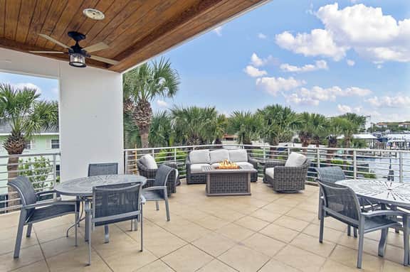 Neptune's Nest Home, Rooftop Deck & Tiki Cruise - Image 2