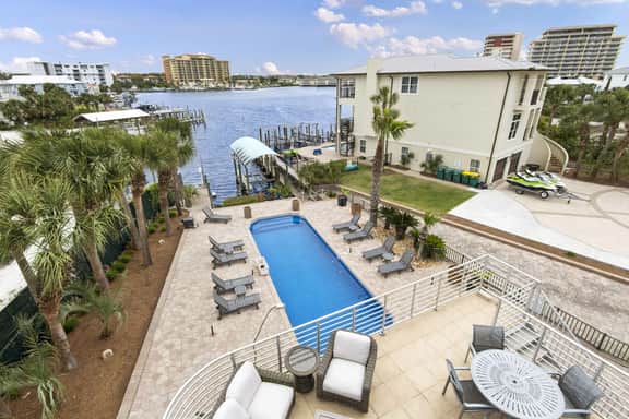 Neptune's Nest Home, Rooftop Deck & Tiki Cruise - Image 3