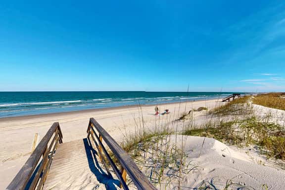Coastal Cottage, Sandy Backyard & Steps to Beach - Image 2
