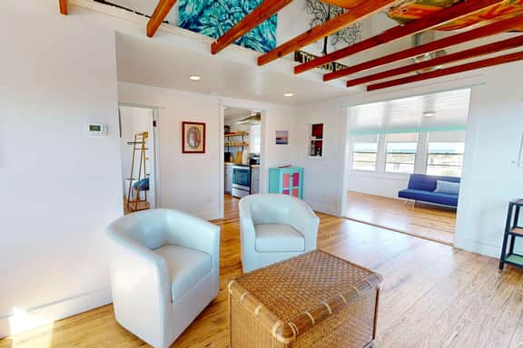Coastal Cottage, Sandy Backyard & Steps to Beach - Image 5
