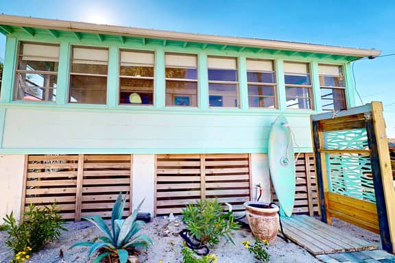 Coastal Cottage, Sandy Backyard & Steps to Beach - Image 3