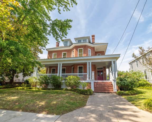 Classically Current Home on Park, Near Beach - Image 2