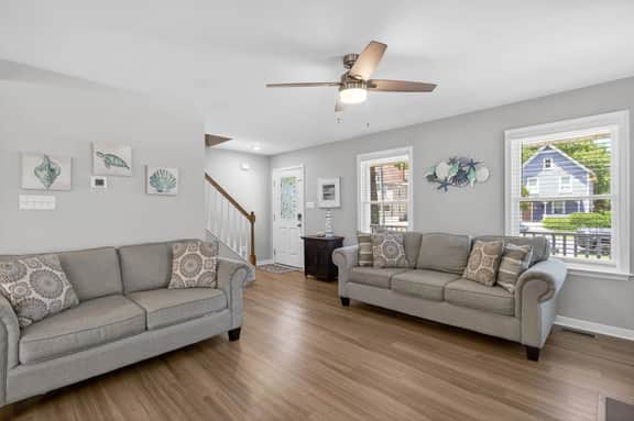 Ocean Breeze Home, Close to Beach, Shops & Park - Image 4
