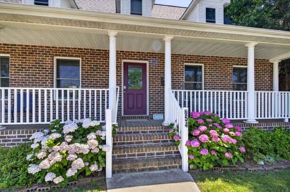 Ocean Breeze Home, Close to Beach, Shops & Park - Image 3