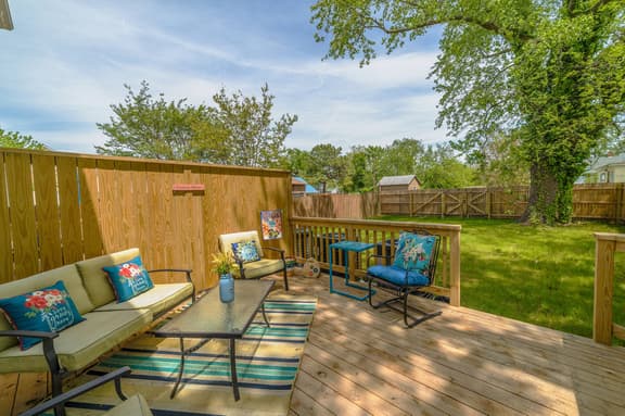 Second Wind Townhouse, Walk to Beach & Downtown - Image 1