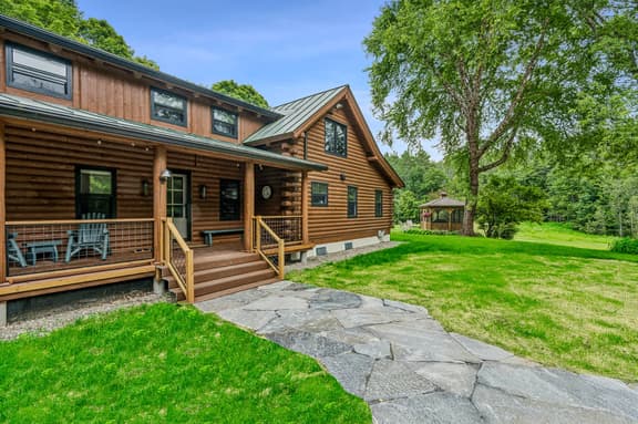 Blue & Sonny Hollow, Modern Cabin with Firepit - Image 1