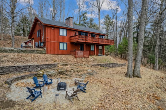 Screened-Porch Home, Killington Views & Pet-Friendly - Image 1