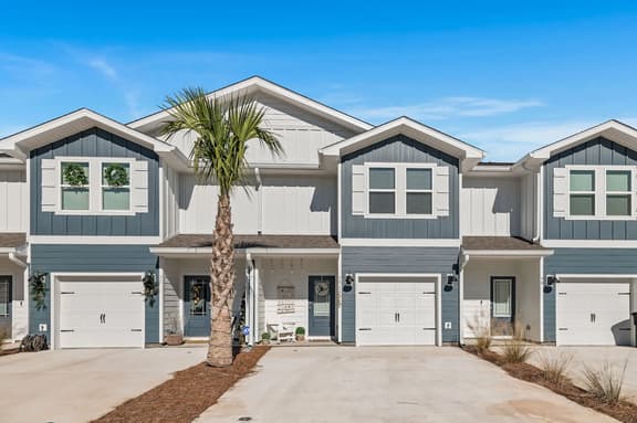 B Coastal Townhome with Grill & Beach Access - Image 1