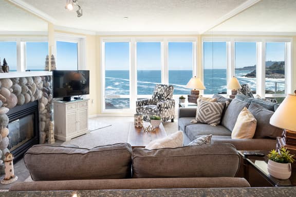 The Lighthouse Condo, Spacious & Whale Watching - Image 1