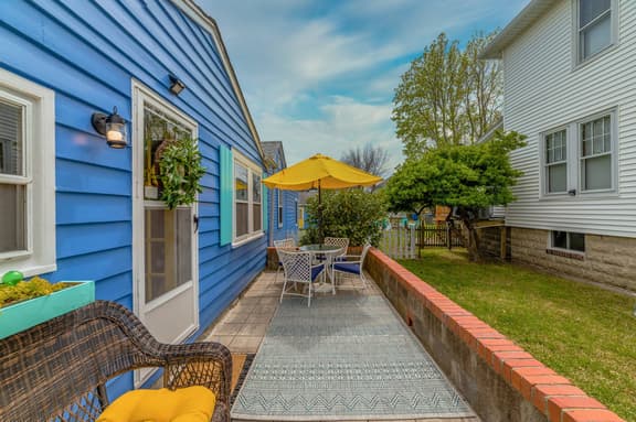 Wild Blue Cottage, Steps from the Beach - Image 1