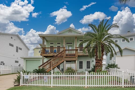 Island Breeze Home, Dual Pools & Private Decks - Image 1