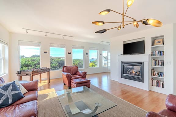 Sea Breeze Home, Ocean-View Hot Tub, Nye Beach - Image 1