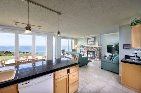 Paradise Regained Condo, Whale Watching & Pool - Image 1