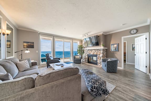 Thundering Sea Condo, Ocean Balcony & Pool - Image 1