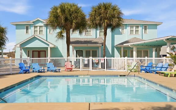 Bron's Beach Shack with Pool & Near Beach - Image 1