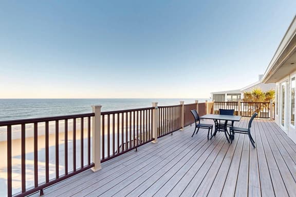 Foxys Retreat Home, Hot Tub, Fire Table & Deck - Image 1