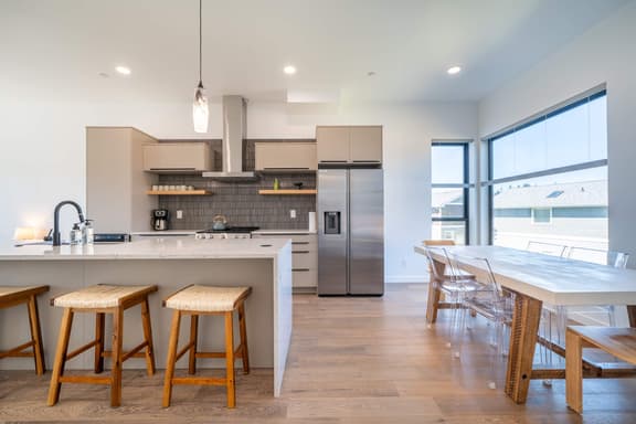 Salt & Stone Townhouse, Hot Tub & Bay Views - Image 1