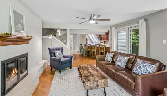 Ski-Access Townhouse with Mountain Views, Kingswood - Image 1