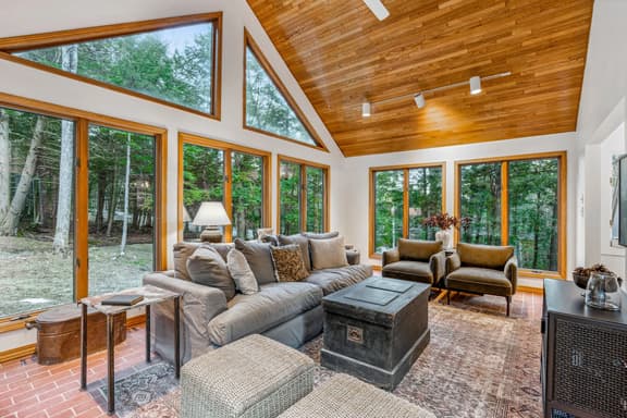 Twin Peaks Saltbox with Sauna, Pet-Friendly - Image 1