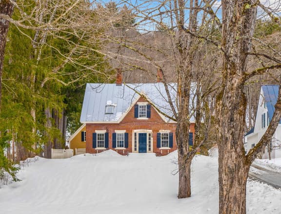 Historic Woodstock House with Library & Fireplace - Image 1