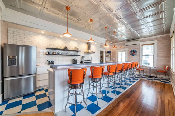 Seagrass Townhouse, Steps to Beach & Downtown - Image 1
