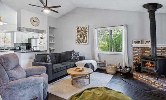 Saltbox Condo with Fireplace, near Quechee Village - Image 1