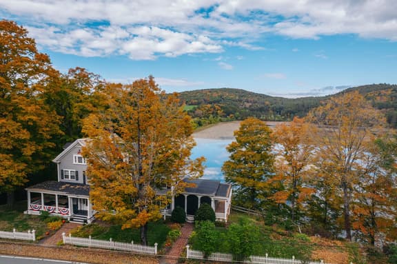 Waterfront House on Dewey Pond, Quechee - Image 1