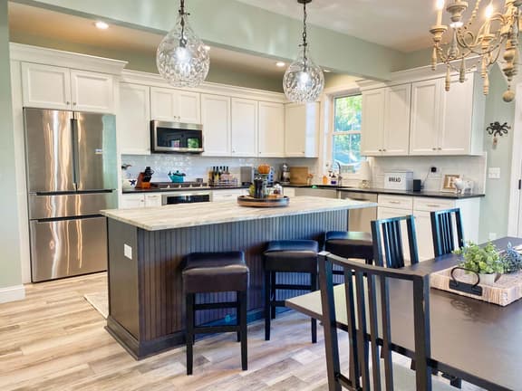 Lilys Pad Home with Gourmet Kitchen, Near Beach - Image 1