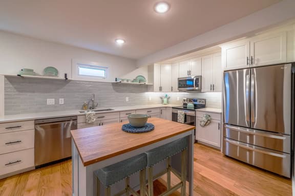 Sweet Virginia Breeze Condo, Walk to Beach & Shops - Image 1