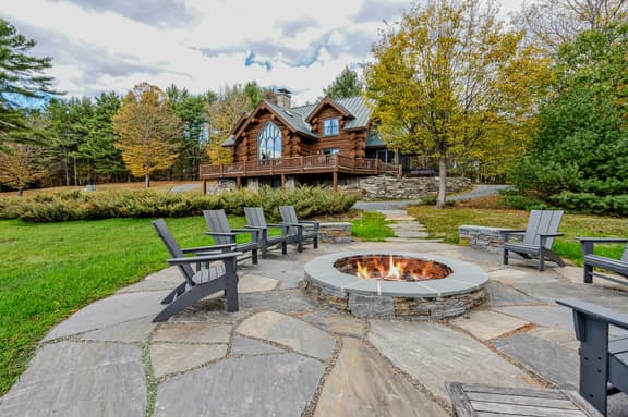 Spruce Moose Lodge, Custom Log Cabin with Hot Tub - Image 1