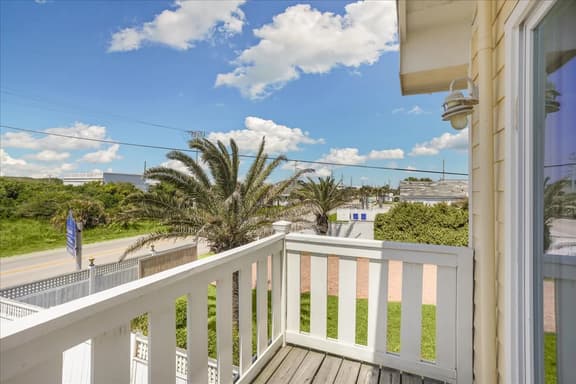 Crows Nest Apartment with Ocean View Balcony - Image 1