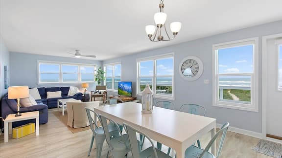 Beachfront Apartment, Balcony & Sunrise Views - Image 1