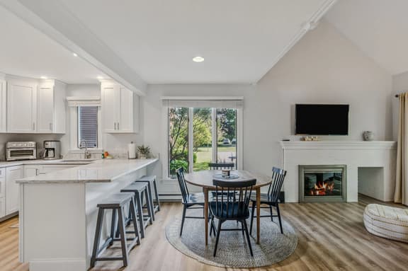 Condo Steps from Lake Pinneo, Fairway Village - Image 1