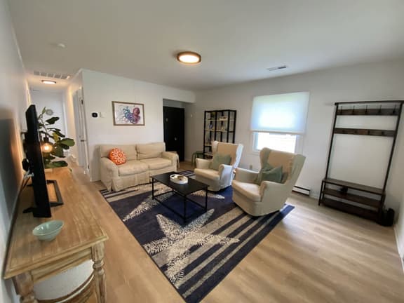 Cozy Oaks Home Near Park, Pickleball & Beach - Image 1