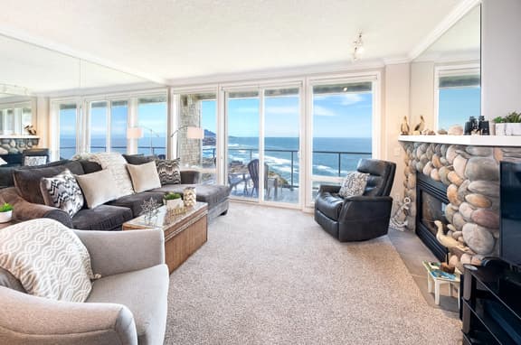 The Beacon, with Panoramic Views & Pool - Image 1