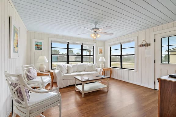 Battened Hatches Apartment with Beachfront Views - Image 1