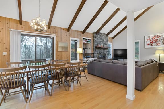 Quechee House with Hot Tub, Game Room & Golf Views - Image 1