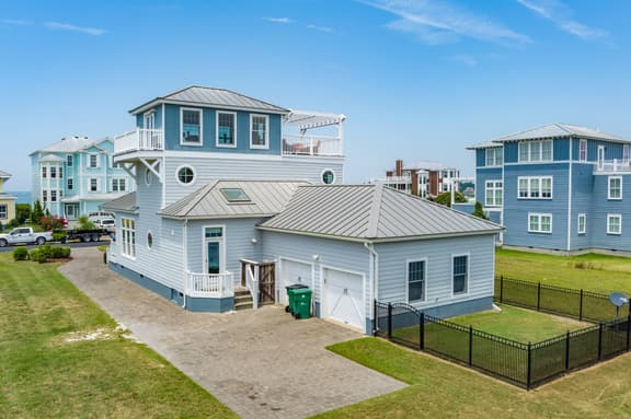 Pelican Home with Rooftop Deck & Walk to Beach - Image 1