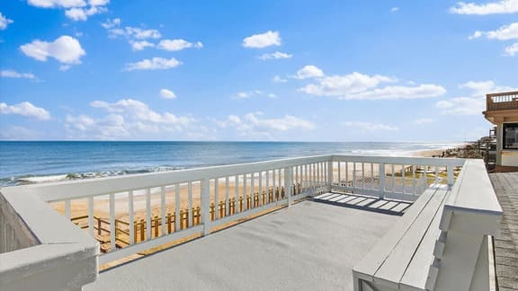 Little Kahuna with Beach Private Access & Deck - Image 1