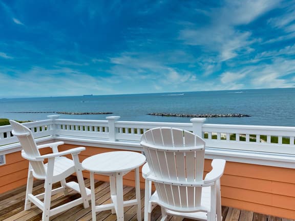 Beachfront Home, Sunset Views & Bay Creek Access - Image 1