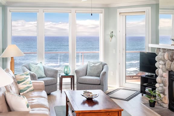 Whalers View Condo, Oceanfront Balcony & Pool - Image 1